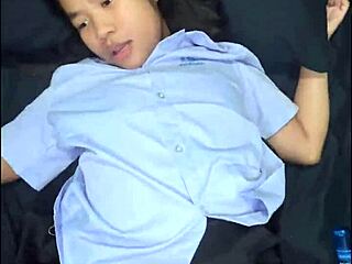 je me fais baisé dans mon uniforme scolaire par un étranger blanc et il m’éjacule sur le visage