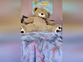 मेरी सौतेली बहन मुझे मुठ मारते पकड़ती है और हॉर्नी हो जाती। पार्ट 2 में उसके बड़े नेचुरल चूचों पर डीपथ्रोट ब्लोजॉब और काउगर्ल राइडिंग