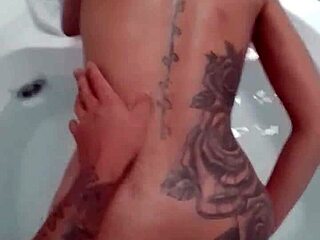 Acompanhante Faz Boquete Bem Babado e Depois da a Buceta Gostosa na Hidromassagem no Motel