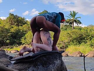 पहली बार जंगल में तीन मोटे लंड वालों के वाइल्ड गैंगबैंग में शामिल हुई