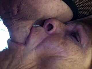 ग्रैनी वंडर वुमन ने कॉसप्ले में गॉडेस को फेस फक किया क्लोजअप