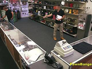 नर्डी ब्रुनेट 18+ लड़की बड़ा लंड चूसकर पैसे से चुदती