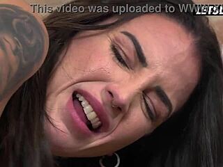 स्पेनिश मिल्फ मेडूसा कमरा साफ कर तुरंत हॉस्टल गेस्ट को चोदती letsdoeit