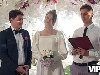 दुल्हन को आउटडोर पब्लिक एनल क्रीमपाई चुदाई शादी की ड्रेस स्टॉकिंग्स में ककौल्ड देखे