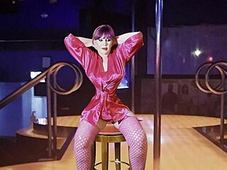 i'm lovin' how granny carmen looks pretty in pink while suckin' that cock close up