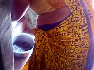 देसी भाभी किचन में पति से घरेलू चुदाई, पत्नी रूममेट देखते हुए