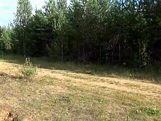 हॉट मिल्फ छेद वाली टाइट्स में जंगल में घूमती हुई