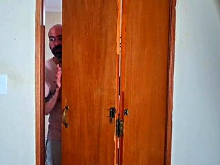 सौतेला पापा रात में सरप्राइज विजिट देकर ब्राजीलियन एमेच्योर चुदाई करता है