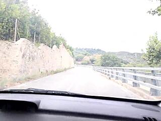 घने जंगल में शांत जगह ढूंढते खो गई फीलिंग