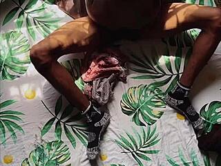 हे, देखो काली नंगी स्लट चूत फैलाए खड़ी है।