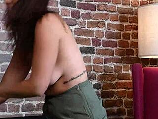 क्यूट कर्वी बेब फिशनेट्स में डबल स्पीड ड्रेस-अप अंड्रेस चैलेंज