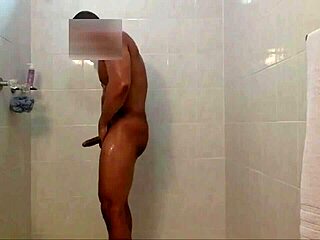 यूज्ड पैंटी से गर्म हो गई क्लोजअप डच एग्जिबिशनिस्ट बाथ में फ्लैशिंग सूंघते