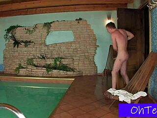 कॉलेज फ्रेंड्स का मारुशेक गाव्रुशेक वोलो लिलेका ज्डेनका संग वाइल्ड पूल पार्टी