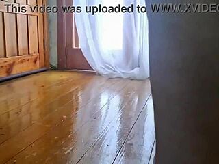 madrasta limpando o chão para esperar filho e amigo para uma dupla penetração com big tits exhibitionist milf