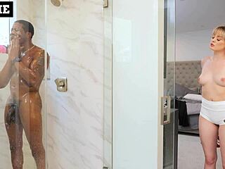 एम्बर मूर ट्रेनर के बड़े काले लंड पर टाइट गीली चूत से चढ़ती इंटेंस वर्कआउट सेक्स