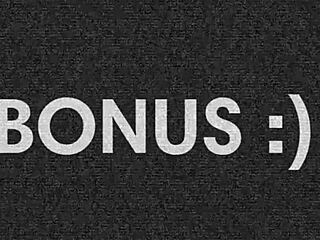 webcam girl vikusik22a does anal fisting and solo masturbation