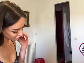 sally et jade ravissantes femmes gobent une queue