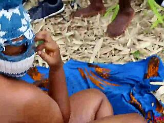 काली क्वीन आउटडोर रैंच वर्कआउट को ट्रेनर के मॉन्स्टर लंड से बुश चुदाई में बदल देती