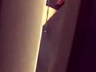 मिल्फीकाला ने नई डाउनजैकेट पर पेशाब गोल्डन शावर फार्टिंग और कम छोड़ा