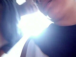 पत्नी बाथरूम में पड़ोसी से चुद रही जब घरवाला आ गया?