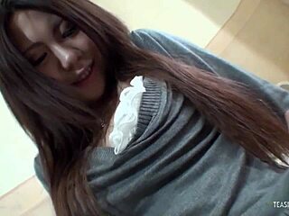 हील्स वाली एशियन बेब ने हेयरी चूत टॉय पर राइड की फिर गैरेज में क्रीमपाई