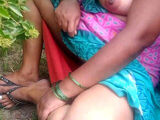 Desi sundar aunty boobs dikhati video mein