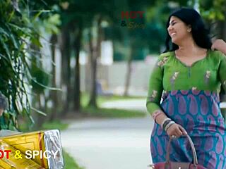 स्वर्णमाला बड़ी चूचियाँ दिखा रही है हॉट इंडियन स्टाइल में