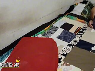 madrasta estava f1 dentro do quarto escondido seu enteado chega ela estava cheia de tes�o e fudeu com ela