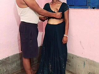 हॉट इंडियन स्टेपमॉम स्टेपसन से टाइट चूत चुदवाती रोज लेट आने पर