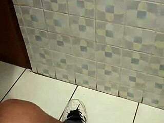 बेस्ट फ्रेंड की मॉम मुझे अपनी थॉन्ग से मुठ मारते पकड़ती है और मुंह में कम तक चूसती है पार्ट 1