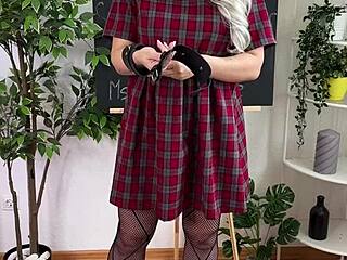 लिंगरी हील्स वाली मैच्योर ब्लोंड को हथकड़ियों से सोलो फेटिश प्ले में सेक्शुअल वेलनेस