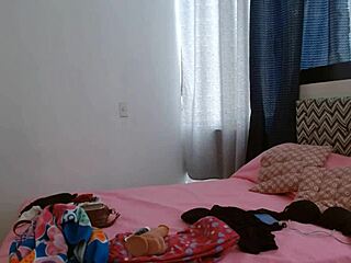 Video filtrado de profesora de colegio en videollamada con director