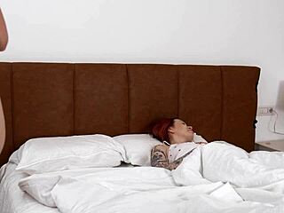 सौतेली माँ बहन स्टेप सन संग बेड शेयर होटल में नॉटी एफएफएम चूचियां चुदाई