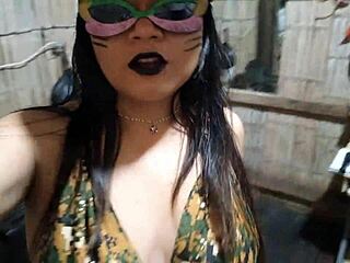 La madrastra tetona prueba su nueva lenceria de militar. Ella mueve las caderas y se imagina en una fantasia romantica con su roommate.