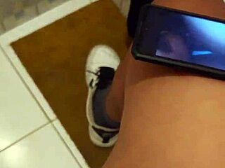 बेस्ट फ्रेंड की मॉम मुझे अपनी थॉन्ग से मुठ मारते पकड़ती है और मुंह में कम तक चूसती है पार्ट 1