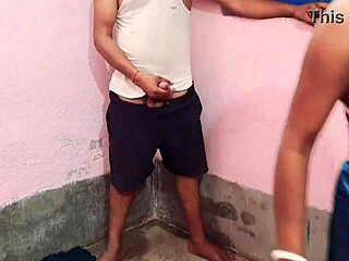 हॉट इंडियन स्टेपमॉम स्टेपसन से टाइट चूत चुदवाती रोज लेट आने पर