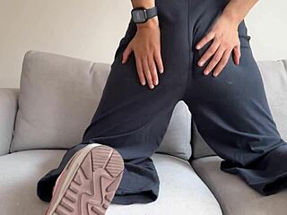 कोलंबियन लैटिना लेस्बियन बेड पर लिपटते हुए सेक्सी गांडें मसल-मुठ मार रही