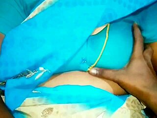 इंडियन आंटी कमरा साफ़ करती है लेकिन मकान मालिक से सरप्राइज़ चुदाई हो जाती है