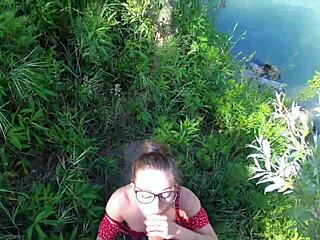 पेटाइट गर्ल नेचर में चीखती, डीपथ्रोट ब्लोजॉब से मदद करता हूं