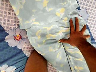 गर्लफ्रेंड की बहन घर पर अकेली डॉगी में क्रिम्पाई लेती होममेड