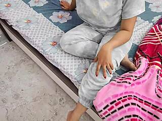 गर्लफ्रेंड की बहन घर पर अकेली डॉगी में क्रिम्पाई लेती होममेड