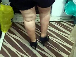 I spot this mature lady with a big ass in shiny spandex