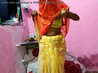 देसी भाभी थ्रीसम में हार्डकोर गांड चुदाई के लिए रंडी बनी!