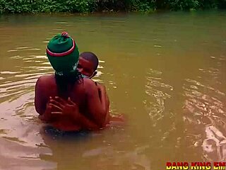 शरारती जेन-ज़ेड लड़कियां स्ट्रीम से गांव की सड़क पर वाइल्ड चुदाई रिस्क लेतीं