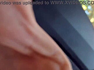 Punheta arriscada para safada na rua que estava no ponto de ônibus com redhead flashing!