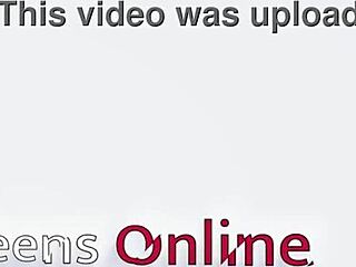 ब्रिटिश 18 साल की हॉटी ने पहली बार अजनबी का लंड चूसा