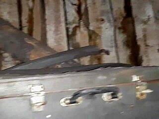 गांव की लड़की ठंडे खलिहान में जोरदार मुठ मारती ऑर्गेज्म रिलीज