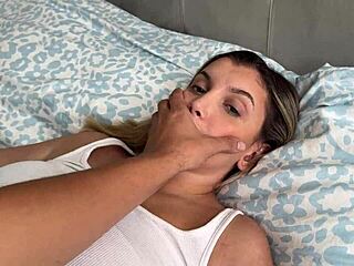 स्टेपडैड स्टेपडॉटर की टाइट चूत जोरदार पेलता है, स्टेपमॉम पास में कुछ नहीं सुनती