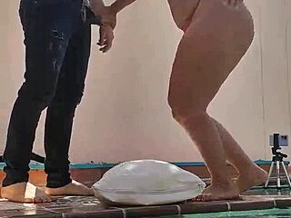 सौतेली आंटी के साथ रिलैक्स... उसकी मैच्योर चूत चाटोगे? 🔥😏