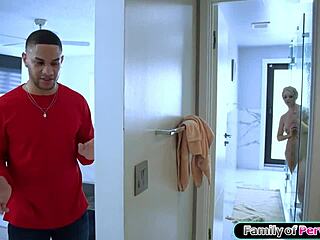 सौतेली मां नहाती है फिर सौतेले बेटे के मॉन्स्टर लंड को गले तक चूसती है!